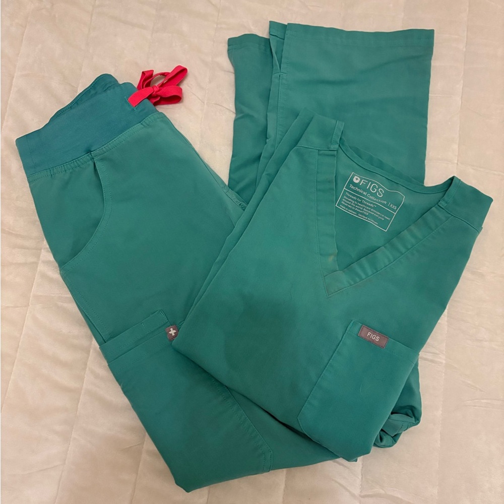 FIGS Surgical Green Bundle : Kade Cargo Pant + Catarina Top